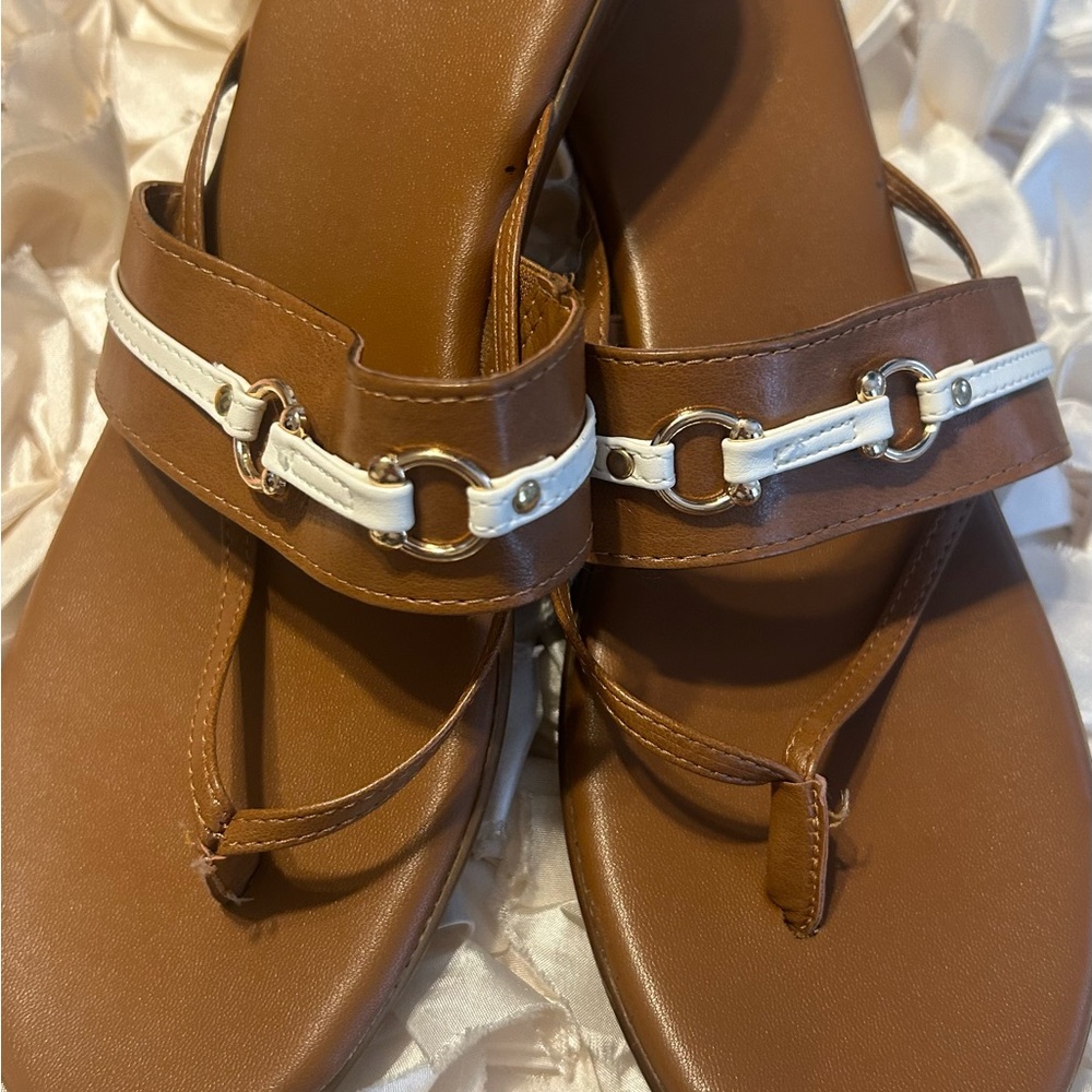Italian Shoemakers Brown and White Leather Sandals 👡